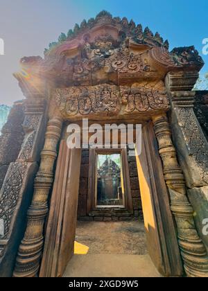 Banteay Srei Temple, un complexe de temple miniature construit entièrement en grès rouge dans la région d'Angkor, site du patrimoine mondial de l'UNESCO, Cambodge, Indochine Banque D'Images