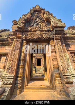 Banteay Srei Temple, un complexe de temple miniature construit entièrement en grès rouge dans la région d'Angkor, site du patrimoine mondial de l'UNESCO, Cambodge, Indochine Banque D'Images