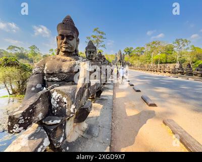 Le pont vers Angkor Thom, bordé des deux côtés de figurines se terminant par une entrée en arc encorbée, Angkor, site du patrimoine mondial de l'UNESCO, Cambodge, Indoc Banque D'Images