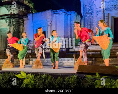 Danseurs Apsara se produisant dans le temple Prasat Kravan, dédié à Vishnu en 921, pendant le dîner, Angkor, Cambodge, Indochine, Asie du Sud-est, Asie Banque D'Images