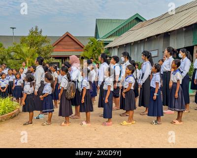 Écoliers à l'école verte de Kampong Tralach, Cambodge, Indochine, Asie du Sud-est, Asie Banque D'Images