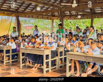 Écoliers à l'école verte de Kampong Tralach, Cambodge, Indochine, Asie du Sud-est, Asie Banque D'Images