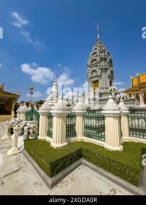 Vue extérieure d'un stupa à l'intérieur de l'enceinte du Palais Royal à Phnom Penh, Cambodge, Indochine, Asie du Sud-est, Asie Banque D'Images