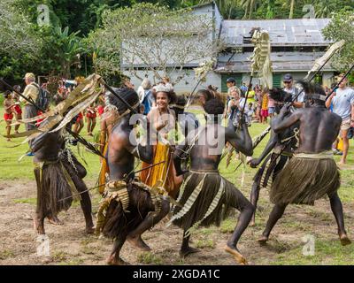 Six groupes différents de guerriers indigènes, batteurs et danseurs se produisent sur l'île de Kwato, en Papouasie-Nouvelle-Guinée, dans le Pacifique Banque D'Images