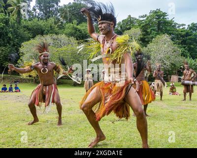 Six groupes différents de guerriers indigènes, batteurs et danseurs se produisent sur l'île de Kwato, en Papouasie-Nouvelle-Guinée, dans le Pacifique Banque D'Images