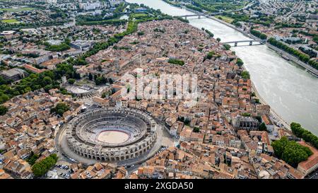 Aérien de la ville avec l'amphithéâtre romain, Patrimoine mondial de l'UNESCO, Arles, Bouches du Rhône, Provence-Alpes-Côte d'Azur, France, Europe Banque D'Images