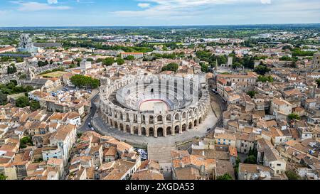 Aérien de la ville avec l'amphithéâtre romain, Patrimoine mondial de l'UNESCO, Arles, Bouches du Rhône, Provence-Alpes-Côte d'Azur, France, Europe Banque D'Images