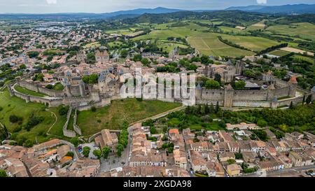 Aérienne de la citadelle de la Cité de Carcassonne, Patrimoine mondial de l'UNESCO, Carcassonne, Aude, Occitanie, France, Europe Banque D'Images