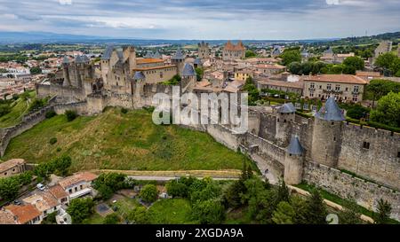 Aérienne de la citadelle de la Cité de Carcassonne, Patrimoine mondial de l'UNESCO, Carcassonne, Aude, Occitanie, France, Europe Banque D'Images