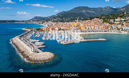 Aérienne de la ville balnéaire de Menton, Alpes Maritimes, Provence-Alpes-Côte d'Azur, Côte d'Azur, Côte d'Azur, France, Europe Banque D'Images