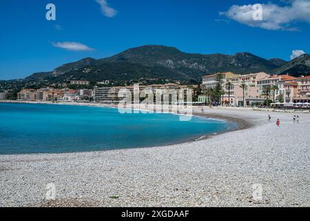 Plage de galets dans la ville balnéaire de Menton, Alpes Maritimes, Provence-Alpes-Côte d'Azur, Côte d'Azur, Côte d'Azur, France, Europe Banque D'Images