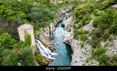 Aérienne d'une ancienne tour de guet dans les gorges de l'Hérault, Patrimoine mondial de l'UNESCO, Causses et Cévennes, Hérault, Occitanie, France, Europe Banque D'Images