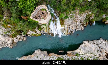 Aérienne d'une ancienne tour de guet dans les gorges de l'Hérault, Patrimoine mondial de l'UNESCO, Causses et Cévennes, Hérault, Occitanie, France, Europe Banque D'Images