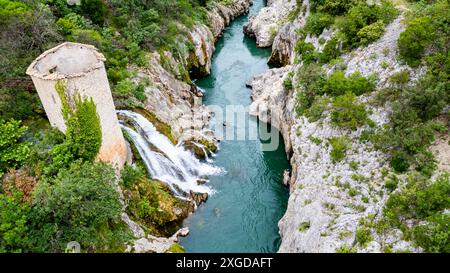 Aérienne d'une ancienne tour de guet dans les gorges de l'Hérault, Patrimoine mondial de l'UNESCO, Causses et Cévennes, Hérault, Occitanie, France, Europe Banque D'Images