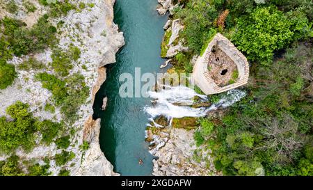 Aérienne d'une ancienne tour de guet dans les gorges de l'Hérault, Patrimoine mondial de l'UNESCO, Causses et Cévennes, Hérault, Occitanie, France, Europe Banque D'Images