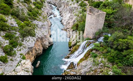 Aérienne d'une ancienne tour de guet dans les gorges de l'Hérault, Patrimoine mondial de l'UNESCO, Causses et Cévennes, Hérault, Occitanie, France, Europe Banque D'Images