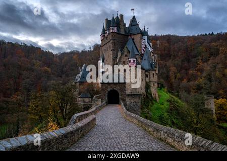 Eltz château historique médiéval dans un paysage d'automne avec des arbres au lever du soleil, Wierschem, Rhénanie-Palatinat, Allemagne, Europe Banque D'Images