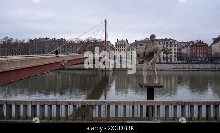 Paysage urbain de la ville de Lyon en France depuis les rives de la Saône avec la sculpture le poids de soi au premier plan en face de t Banque D'Images