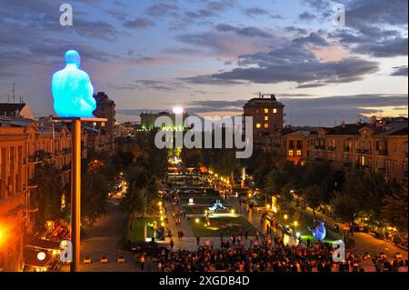 Vue nocturne du Tamanyan depuis l'escalier monumental et le jardin Cascade avec une œuvre de Jaume Plensa au premier plan, Erevan, Arménie, Eurasie Banque D'Images