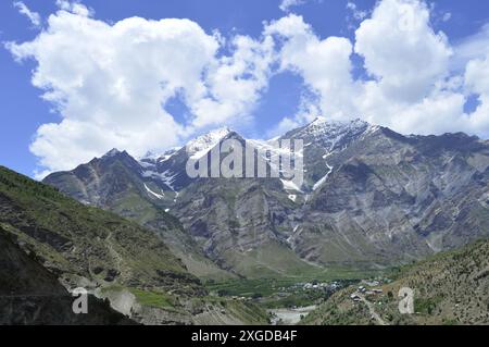 Pir Panjal chaîne de montagnes comme vu dans la vallée de Pattan de Lauhal et Spiti dans l'Himachal Pradesh, Inde, Asie Banque D'Images