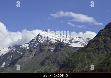 Pir Panjal chaîne de montagne comme vu dans la vallée de Pattan de Lauhal et Spiti dans l'Himachal Pradesh, Inde, Asie Banque D'Images