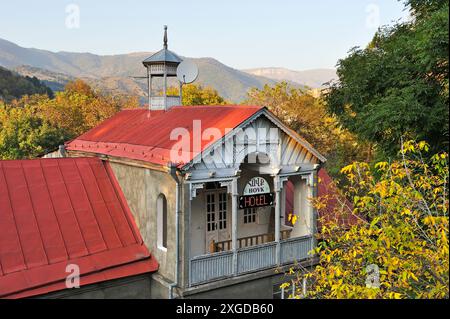 Hôtel Hovk à côté de la rue historique Sharambeyan rénové grâce aux efforts de la Fondation Tufenkian du patrimoine culturel, Dilidjan, Tavush reg Banque D'Images