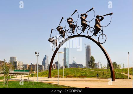 La Busqueda, sculpture de Hernan Puelma, sur la promenade le long de la rivière Mapocho, avec le quartier intelligent et financier surnommé Sanhattan dans la BA Banque D'Images