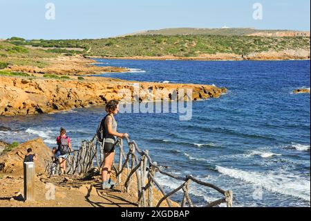 Ramblers sur la Cami de Cavalls, sentier de randonnée GR 223, près de Punta Negra sur la côte nord, Minorque, Îles Baléares, Espagne, Méditerranée, Europe Banque D'Images