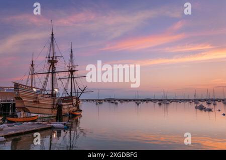 Plymouth, Massachusetts, États-Unis - la réplique Mayflower II est amarré dans le port de Plymouth au Pilgrim Memorial State Park. Banque D'Images