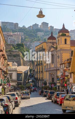 Vue du Castel Sant'Elmo et de l'architecture sur la via Montesanto, Naples, Campanie, Italie, Europe Banque D'Images