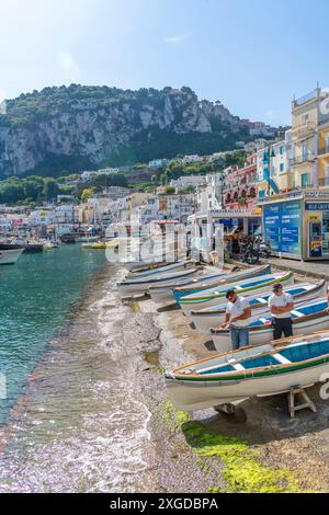 Vue de bateaux à Marina Grande surplombée par Capri Town en arrière-plan, île de Capri, baie de Naples, Campanie, Italie, Méditerranée, Europe Banque D'Images