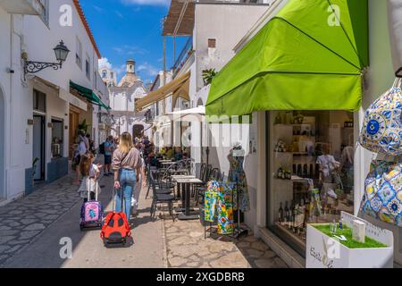 Vue des magasins, cafés et église Sainte-Sophie, Anacapri, île de Capri, Campanie, Italie, Méditerranée, Europe Banque D'Images