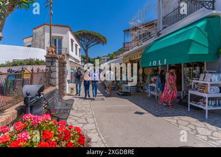 Vue des magasins sur la via Giuseppe Orlandi, Anacapri, île de Capri, Campanie, Italie, Méditerranée, Europe Banque D'Images