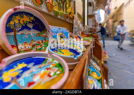 Vue de Sorrento souvenirs dans la rue étroite, Sorrento, Campanie, Italie, Méditerranée, Europe Banque D'Images