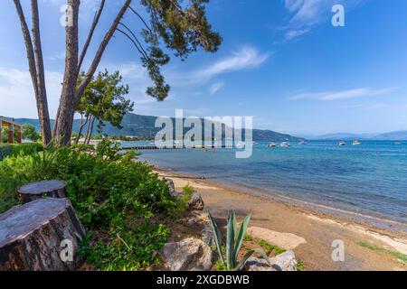 Vue sur la plage de Dassia et la mer Ionienne, Dassia, Corfou, mer Ionienne, îles grecques, Grèce, Europe Banque D'Images