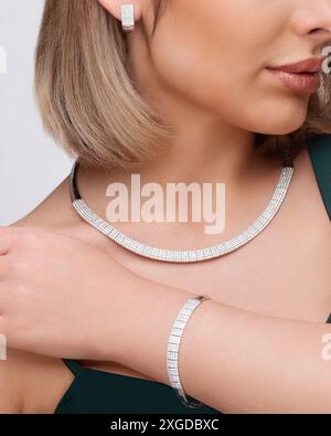 Ensemble de bijoux en argent luxueux avec collier et bracelet, parfait pour un look sophistiqué. Banque D'Images