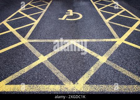 Place de parking réservée aux personnes en fauteuil roulant ou handicapées, peinte sur tarmac Banque D'Images