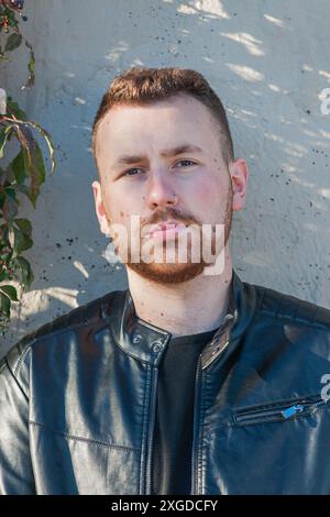 Homme à la mode en tenue punk Banque D'Images