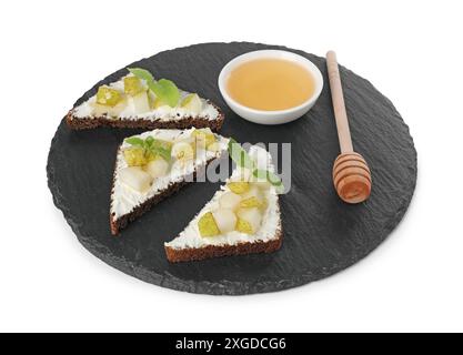 Délicieuses bruschettas avec ricotta, poire, menthe et miel isolé sur blanc Banque D'Images