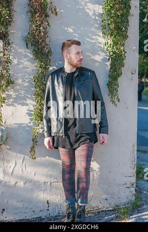 Homme à la mode en tenue punk Banque D'Images