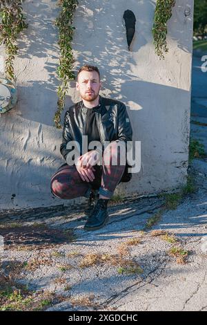 Homme à la mode en tenue punk Banque D'Images
