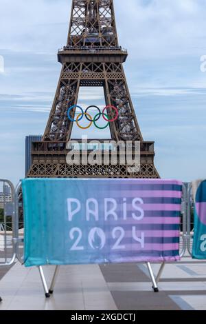 Paris, France - 5 juillet 2024 : vue du logo des Jeux Olympiques de Paris 2024 et de la Tour Eiffel en arrière-plan à Paris France Banque D'Images