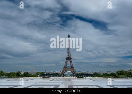 Paris, France - 5 juillet 2024 : vue panoramique de la Tour Eiffel et des anneaux olympiques à Paris France Banque D'Images