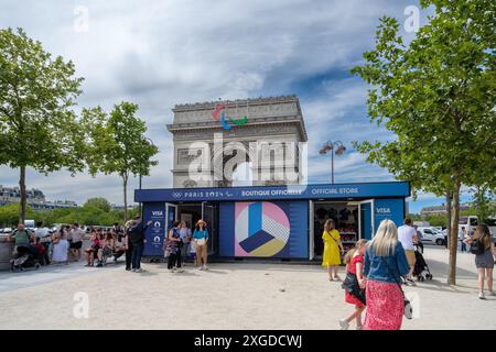 Paris, France - 5 juillet 2024 : vue d'un magasin officiel des Jeux Olympiques à côté du célèbre Arc de Triomphe à Paris France Banque D'Images