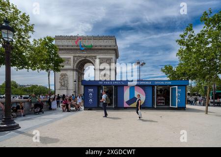 Paris, France - 5 juillet 2024 : vue d'un magasin officiel des Jeux Olympiques à côté du célèbre Arc de Triomphe à Paris France Banque D'Images