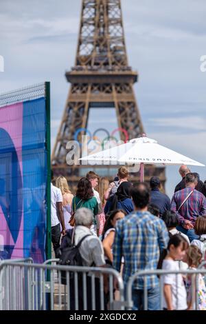 Paris, France - 5 juillet 2024 : vue de touristes visitant un point de vue pour voir la Tour Eiffel décorée pour les Jeux Olympiques de 2024 Banque D'Images