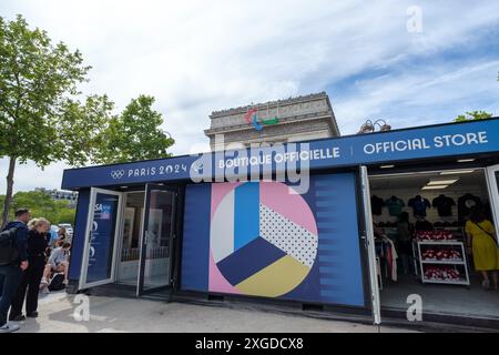 Paris, France - 5 juillet 2024 : vue d'un magasin officiel des Jeux Olympiques à côté du célèbre Arc de Triomphe à Paris France Banque D'Images