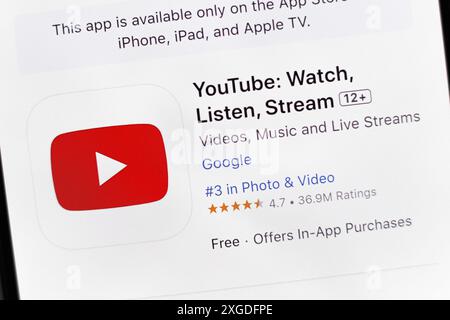 Paraguay. 6 juillet 2024. Dans cette illustration photo, l'application YouTube est visible sur la page de téléchargement de l'Apple Store sur l'écran du smartphone. (Crédit image : © Jaque Silva/SOPA images via ZUMA Press Wire) USAGE ÉDITORIAL SEULEMENT! Non destiné à UN USAGE commercial ! Banque D'Images