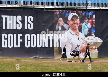 Gullane, Écosse, Royaume-Uni. 8 juillet 2024. Vues du parcours Renaissance à l'extérieur de Gullane dans East Lothian qui tiendra le Genesis Scottish Open plus tard cette semaine du jeudi 11 au dimanche 14 juillet. Pic ; panneau d’affichage mettant en vedette le champion de l’an dernier, Rory McElroy. Iain Masterton/Alamy Live News Banque D'Images