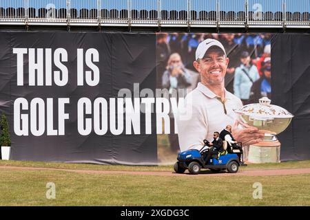 Gullane, Écosse, Royaume-Uni. 8 juillet 2024. Vues du parcours Renaissance à l'extérieur de Gullane dans East Lothian qui tiendra le Genesis Scottish Open plus tard cette semaine du jeudi 11 au dimanche 14 juillet. Pic ; panneau d’affichage mettant en vedette le champion de l’an dernier, Rory McElroy. Iain Masterton/Alamy Live News Banque D'Images